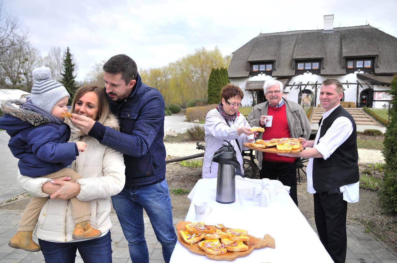 Bed and Breakfast Sári Csárda Panzió Dunakiliti Esterno foto