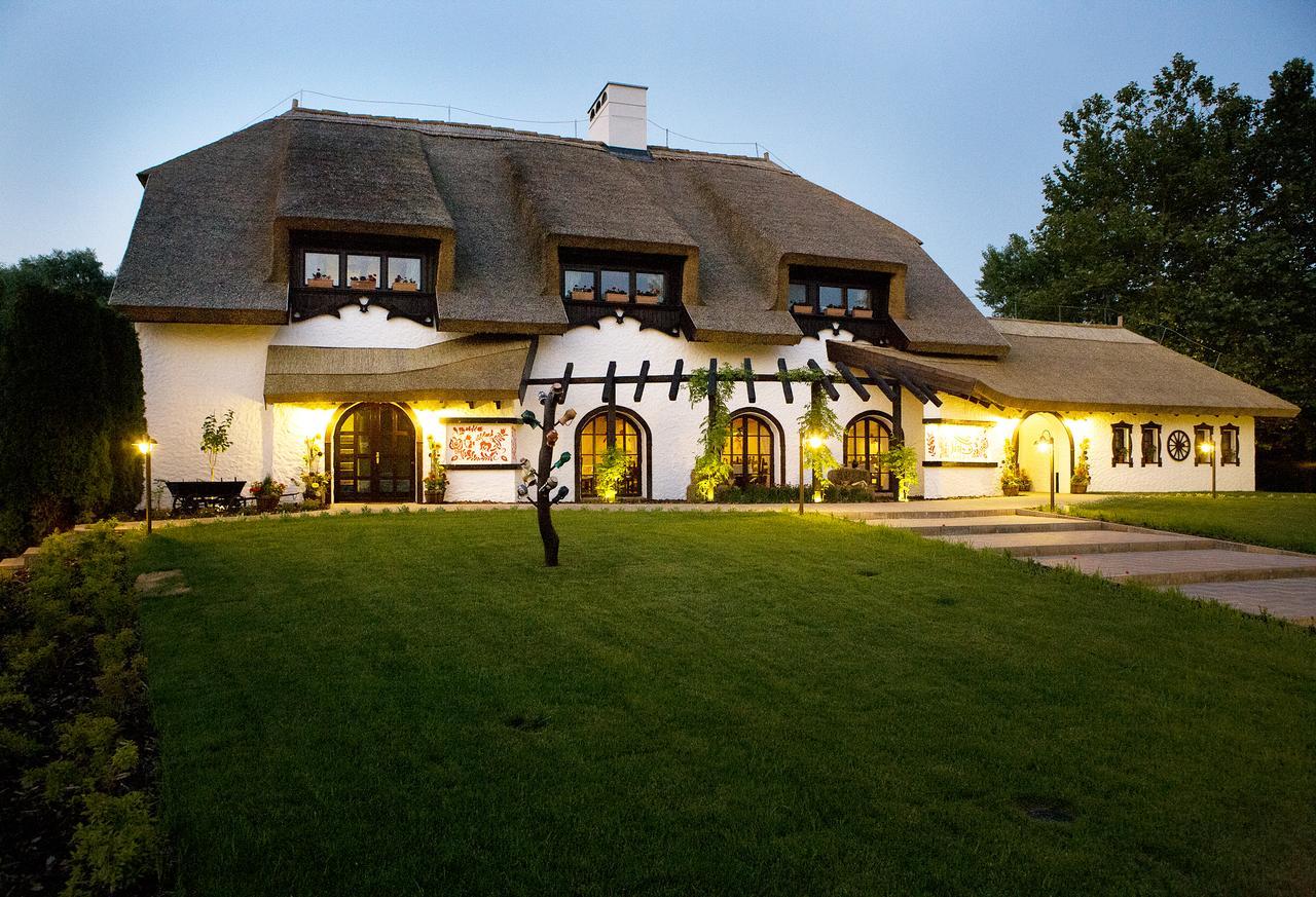 Bed and Breakfast Sári Csárda Panzió Dunakiliti Esterno foto