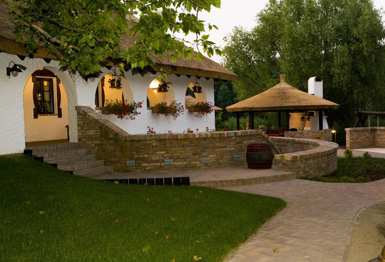 Bed and Breakfast Sári Csárda Panzió Dunakiliti Esterno foto